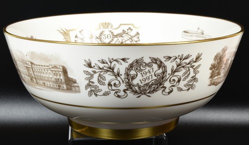 Large Royal Worcester Limited Edition Large Commemorative QE Golden Wedding Bowl - Picture 3 of 7