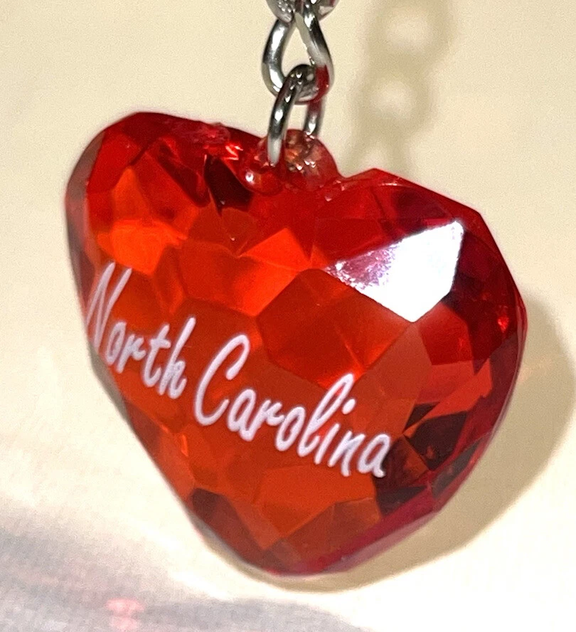 Red Translucent Acrylic Heart North Carolina Print Silver Tone Key Chain - Imagem 4 de 4