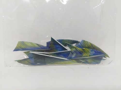 16 Count Bullseye Feathers 2" Right Wing: Shield Whisper Camo Tre Peacock - Picture 2 of 2