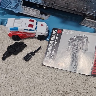 Transformers Combiner Wars FIRST AID Complete Deluxe Protectobot Generations