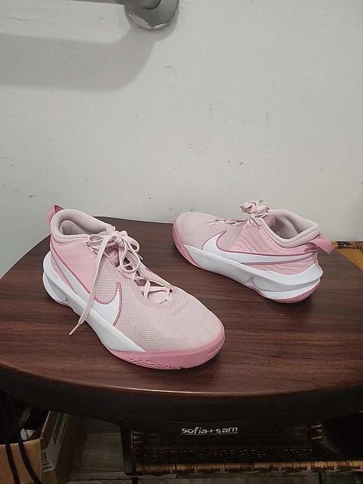 Talla 5Y (GS) - Nike Team Hustle D10 espuma rosa baja Foto 2 de 4