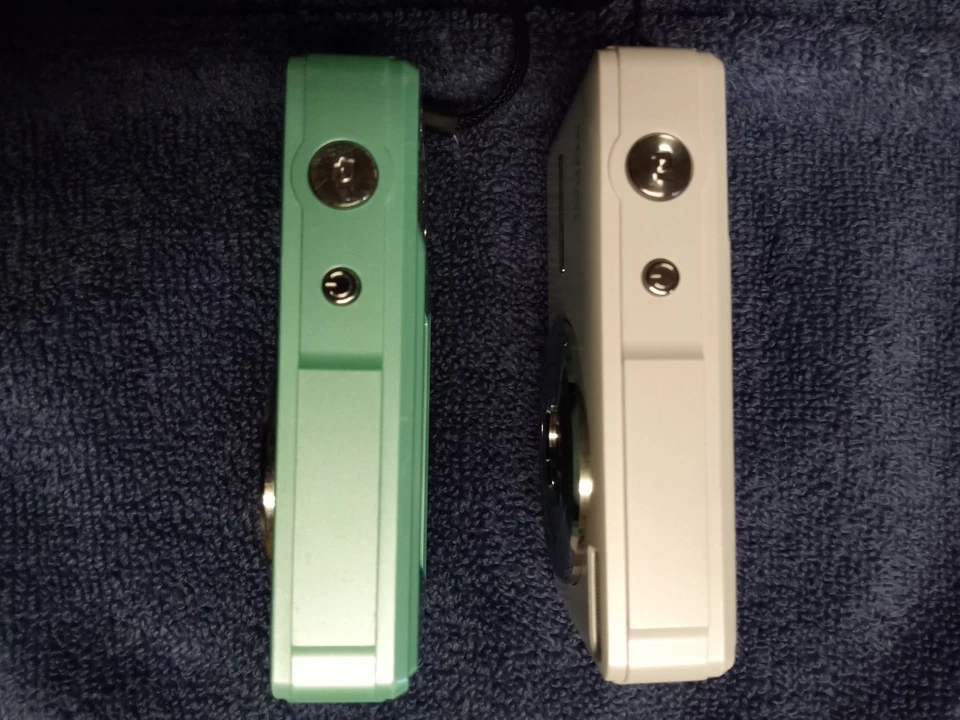 2 Cameras - Mint Green and White Vivitar VEC S124 Vivitar Popsnap Digital Zoom  - Image 3 of 4