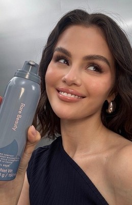 Selena Gomez Holding Water Bottle Her Hand 11x17