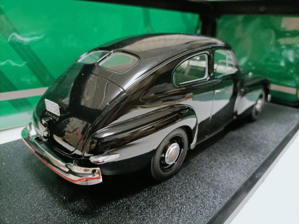 Cult  Volvo PV444 1947 Black Rich Master Sedan Model Decoration 1:18 - Image 3 of 4