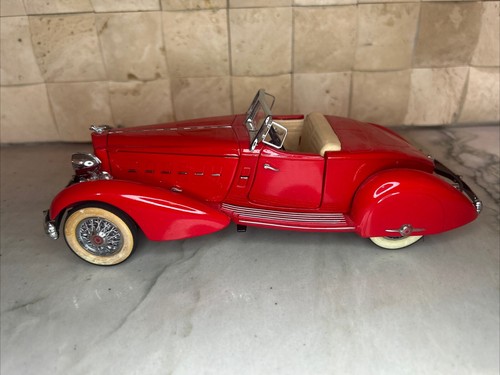 Danbury Mint 1/24 Scale FM15422 - 1934 Packard V-12 Le Baron Speedster - Red