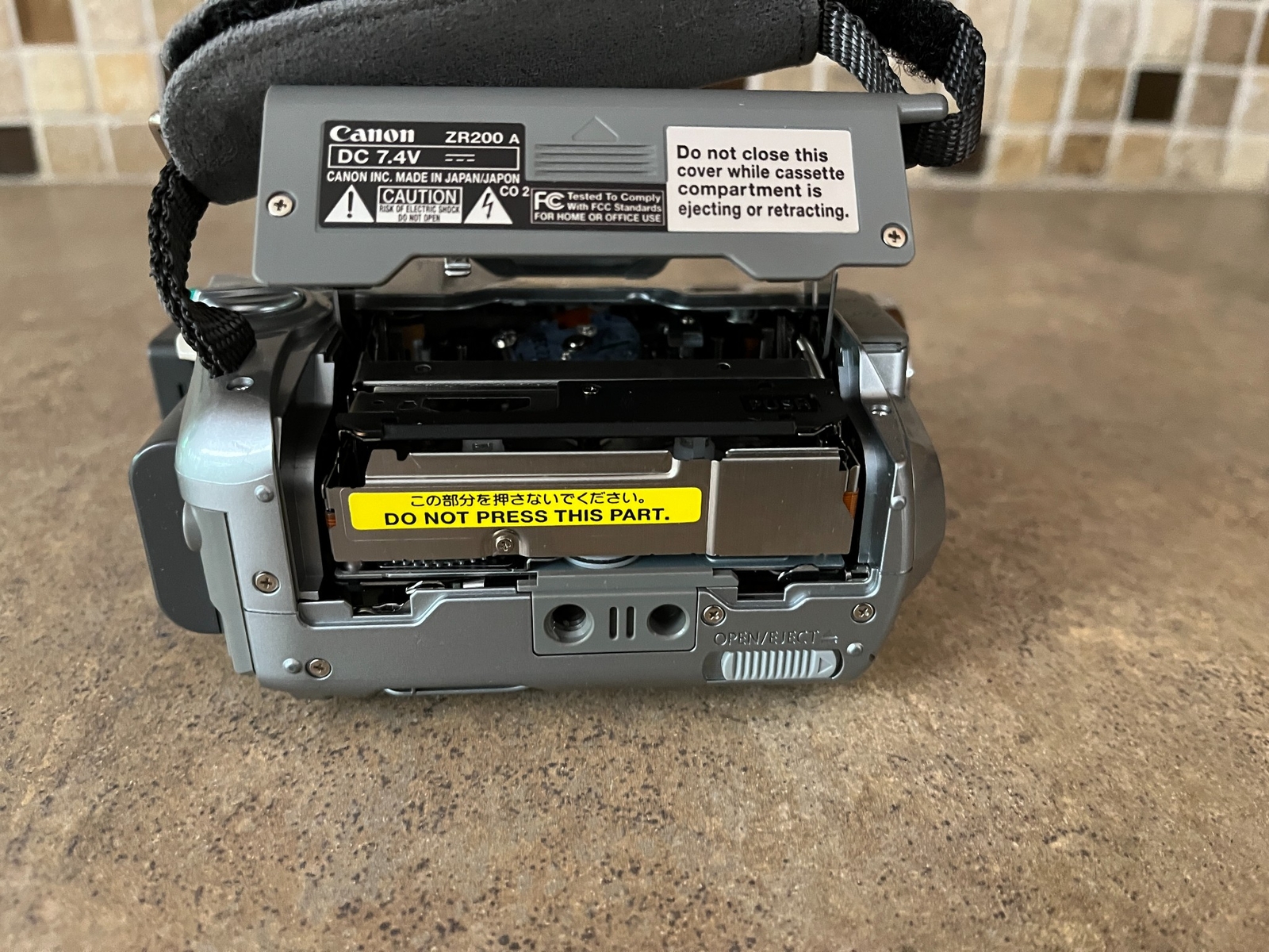 CANON ZR200 MINIDV/ SD CARD CAMCORDER W/20X OPTICAL ZOOM. I8-6
