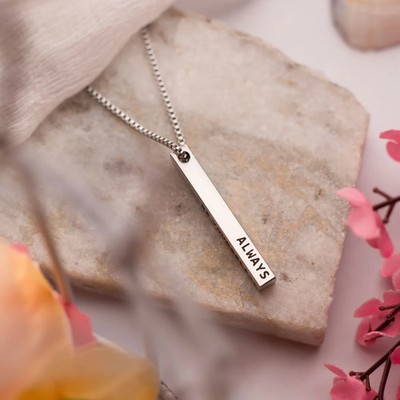 Personalisierte Halskette 4-seitig vertikal Stab Wunschtext Gravur Schmuck Geschenk