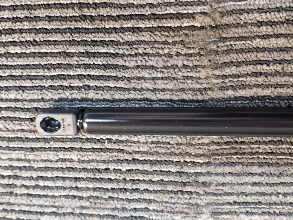 (CANTIDAD 2) StrongArm 4249 - Soporte de elevación de vidrio trasero para Jeep Wrangler 1997-2006 Foto 3 de 4