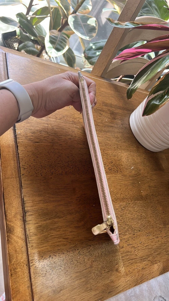 Bolso Louis Vuitton Pochette Muñequera y Polvo Azul Rosa Tahití  Foto 3 de 4