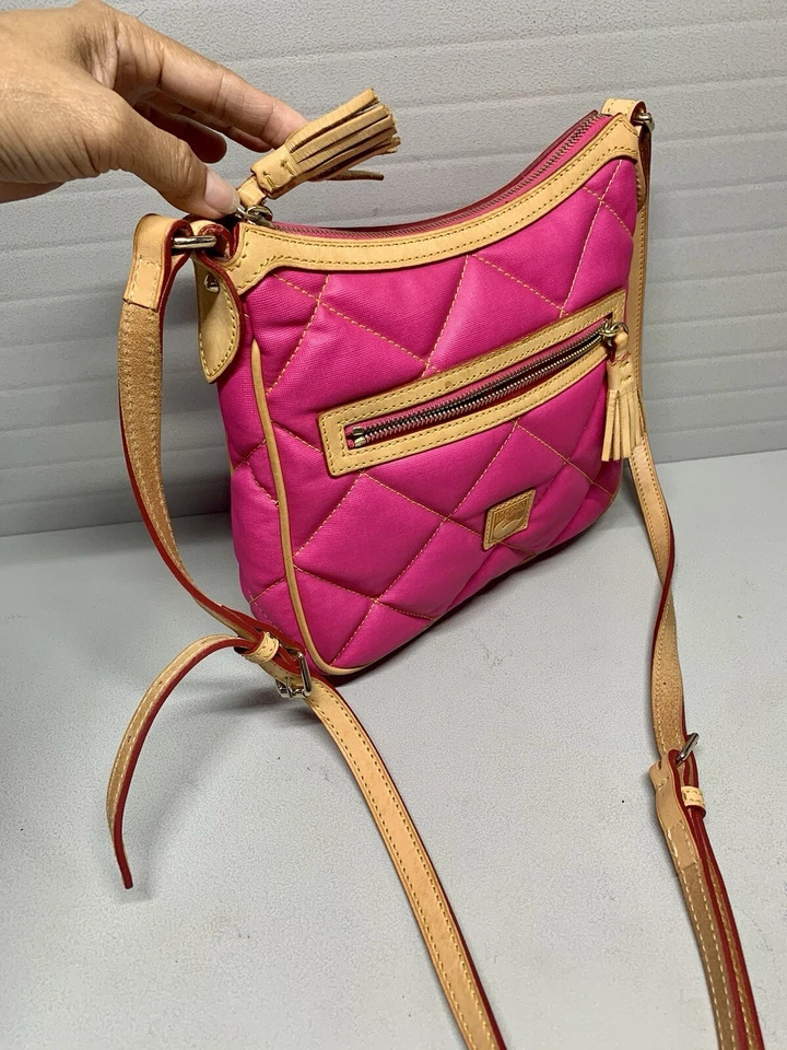 Bolso Bandolera Dooney & Bourke Acolchado Rosa Fucshia Mediano ~ ¡EXCELENTE ESTADO! Foto 4 de 4