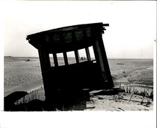LG29 1978 Foto Original Joel Nichols Huntington Beach Control Cabina Soplada en Arena