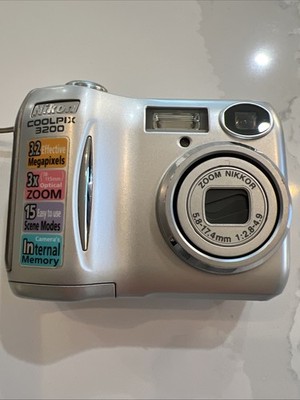 Nikon CoolPix 3200 Compact Digital Camera 3.2MP (Retro), w Cord