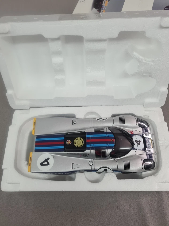 ¡Como nuevo en caja! AUTOart escala 1:18 Martini Porsche 917K #4, 24h Daytona 1971 Foto 4 de 4