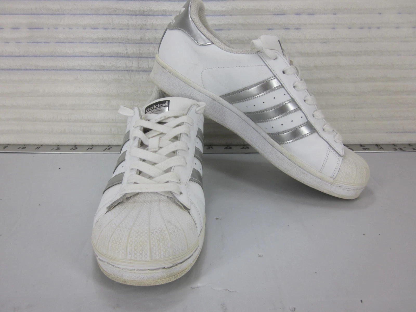 SCARPE DA GINNASTICA ADIDAS UOMO taglia 9 classiche 3 righe punta cappuccio BIANCO argento 2016