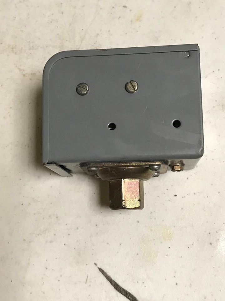 Johnson Controls P10BC-9 "3/20# SPDT Low#Sw 1/8""fptConn" - Image 2 of 4