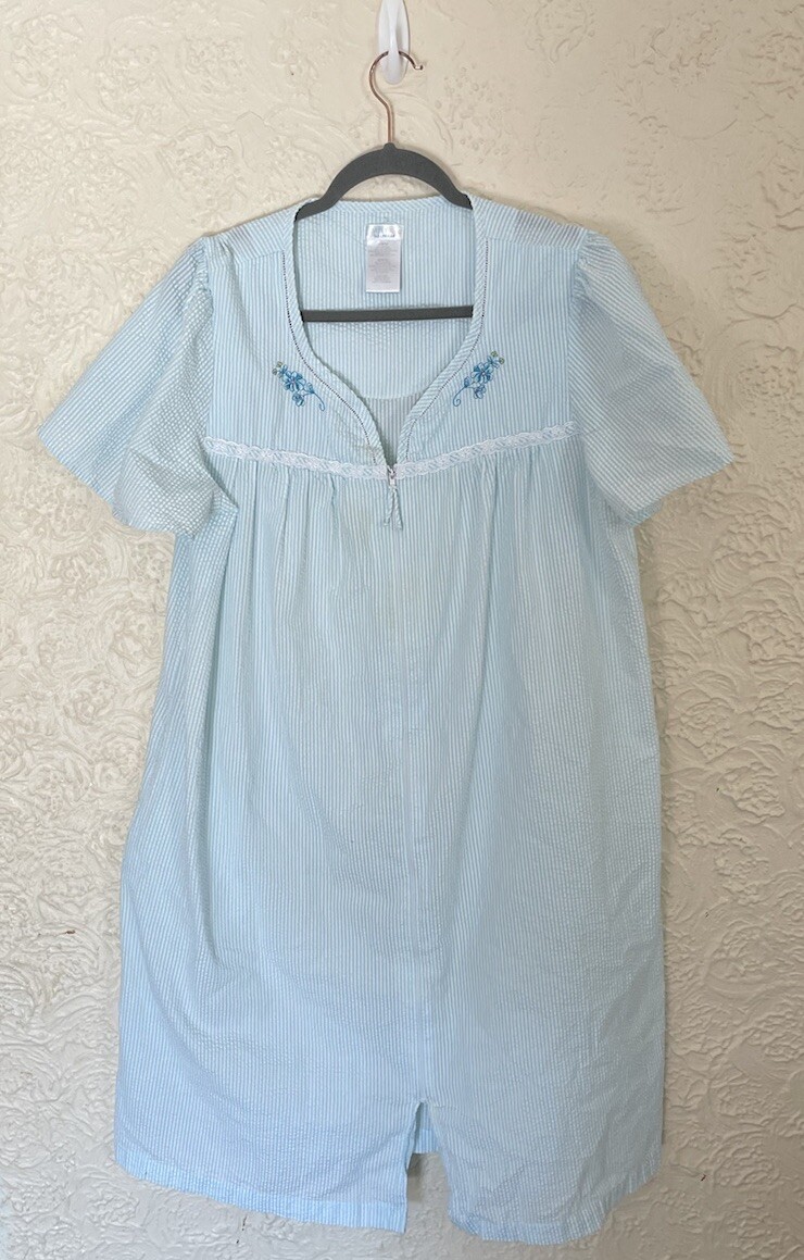Simply Basic Short Robe Zip Front Blue Seersucker… - image 1
