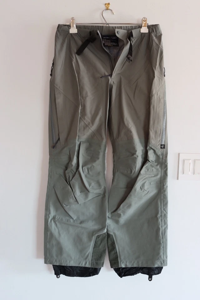 Pantalones Arc'teryx Vintage Gore-Tex Para Hombre Esquí Nieve Medianos Rígidos Impermeables Usados Foto 2 de 4