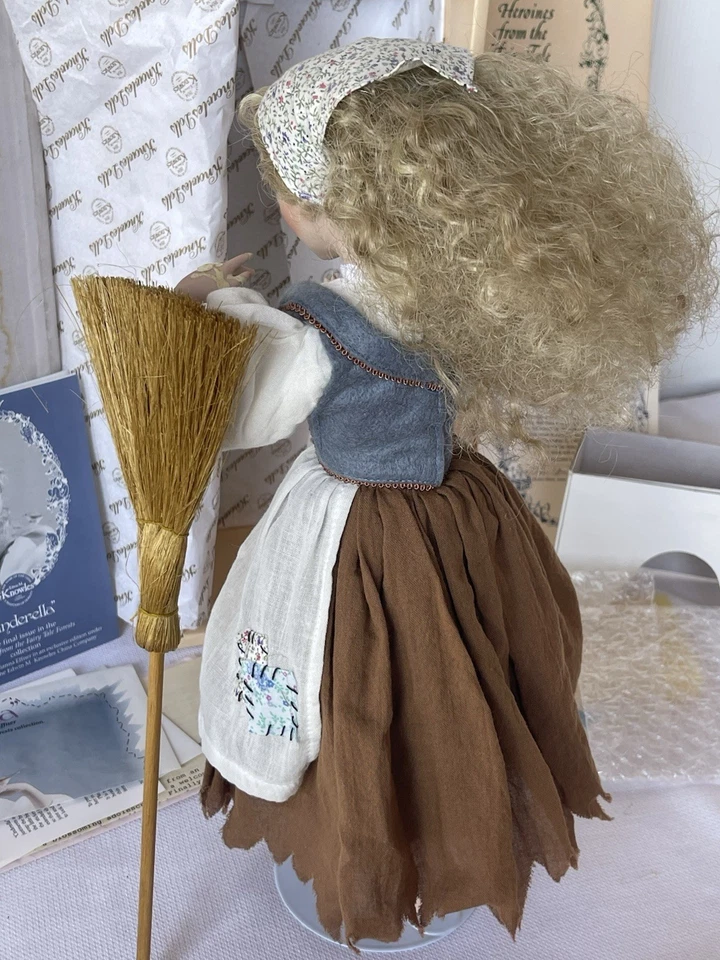 Muñeca de porcelana Dianna Effner 15”, Cenicienta pobre, certificados, sin usar, en caja Ashton D. Foto 2 de 4