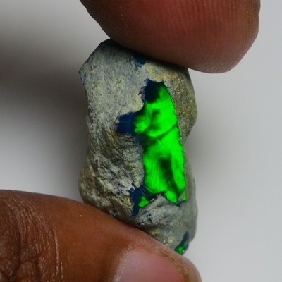 20,75 ct glatter schwarzer äthiopischer Opal grob, ideal für Schmuck - geräuc...