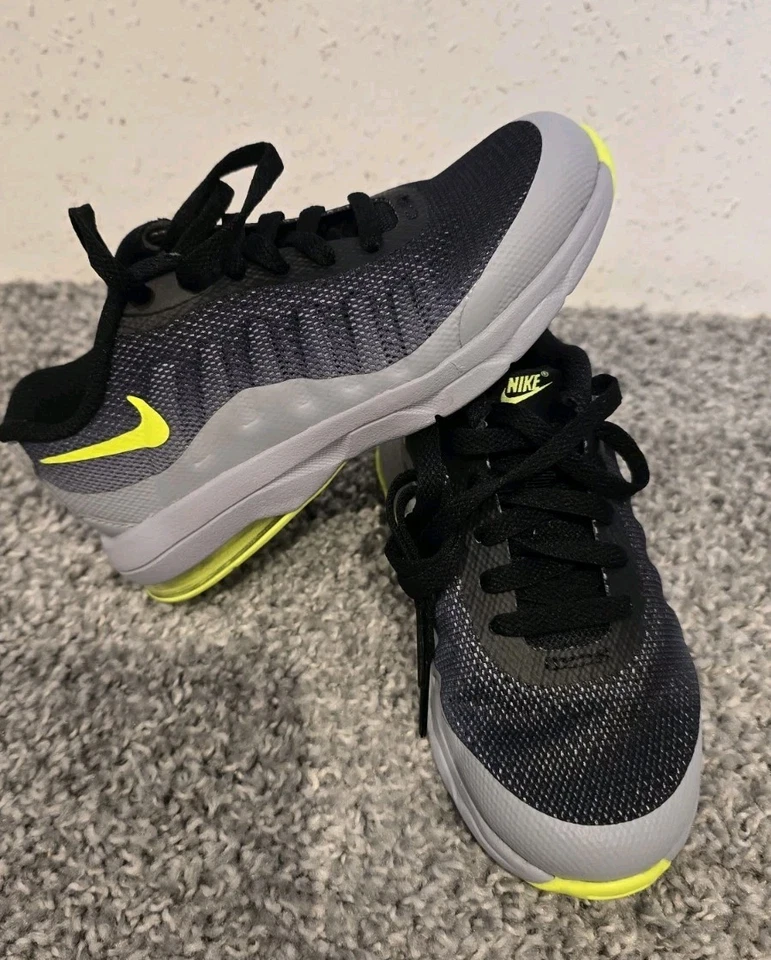 Neu Nike Air Max Invigor 27 27,5 Grau Schwarz Sneaker Schuhe Jungen Kinder Top - Bild 2 von 4