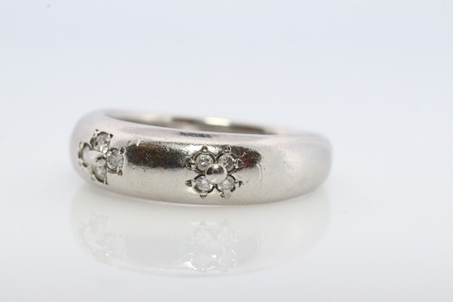 Mikimoto Ring. Vintage Platinum Mikimoto Diamond Bezel set ring. Mikimoto PT900 - Picture 3 of 5