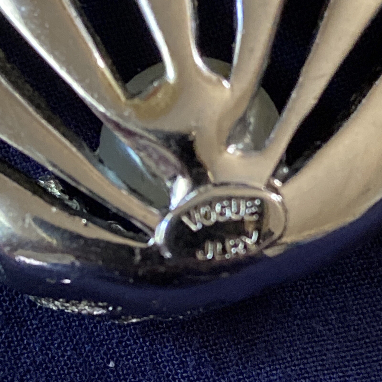 Vintage Vogue Jewelry JLRY Clam Shell with rhinestone… Gem