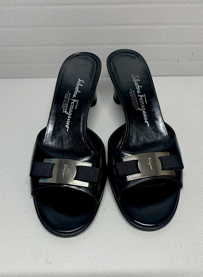 Elegantes mulas Salvatore Ferragamo punta abierta logotipo plateado talla 8B/US 7B negras ~ ¡En muy buen estado! Foto 2 de 4
