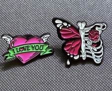 Ribcage Schmetterling Love You Herz rosa Pin Anstecker Brosche Liebhaber Goth Horror Punk