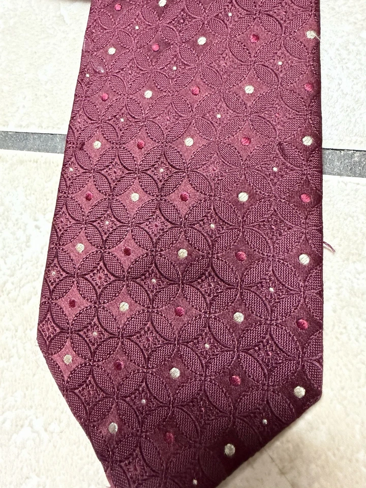 Corbata de seda geométrica Claiborne rojo granate 59x4 Foto 2 de 4