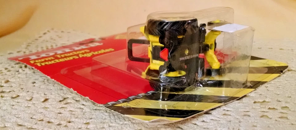 TONKA TRACTOR 2300 NEW 2008 HASBRO MAISTO YELLOW #15161 DIE CAST METAL PLASTIC. - Image 3 of 4