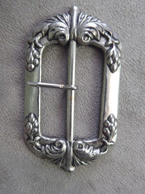 GROSSE GÜRTELSCHNALLE, aus Metall.
