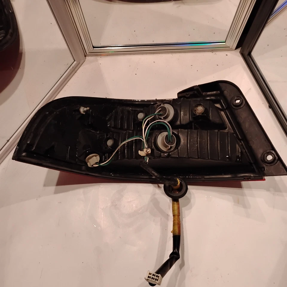 Toyota Avalon 1998 conjunto de luz trasera derecha (lado del pasajero) montado en cuarto Foto 3 de 4