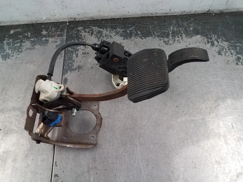 2002 Grand Marquis / Crown Vic Victoria Adj Accelerator / Brake Pedal #9286 P3 - Image 3 of 4