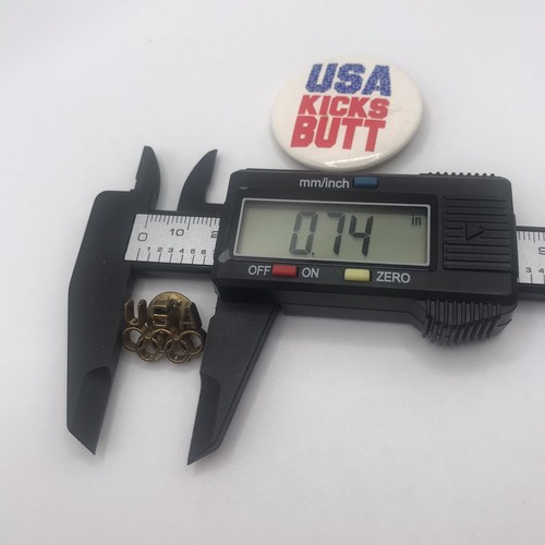 Spilla Anelli Olimpici Vintage Indietro E USA Calci Butt Button Rotondo Patriottico 2 Spille - Foto 5 di 6