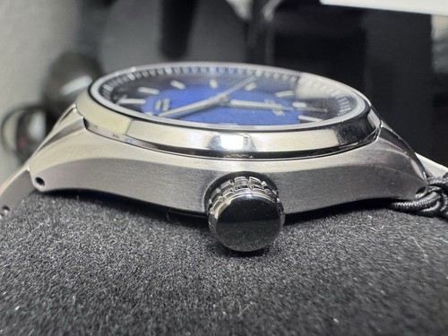 Reloj para hombre Citizen AW1240-57L esfera azul súper titanio Eco-Drive - Imagen 6 de 23