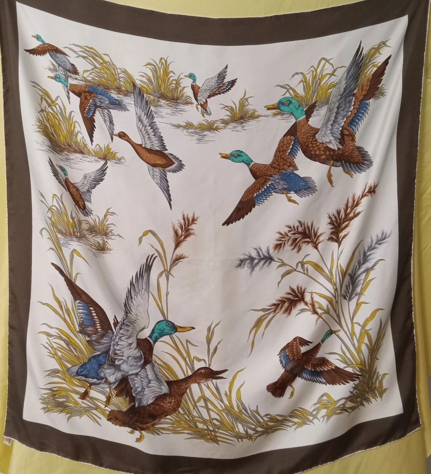 Foulard vintage en soie Oldie but Gucci, canards colverts en vol élégance classique 33