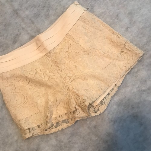Forever 21 Contemporary Shorts Size M Cream Lace w/ Lining Dressy Side Zip NEW - Picture 2 of 14
