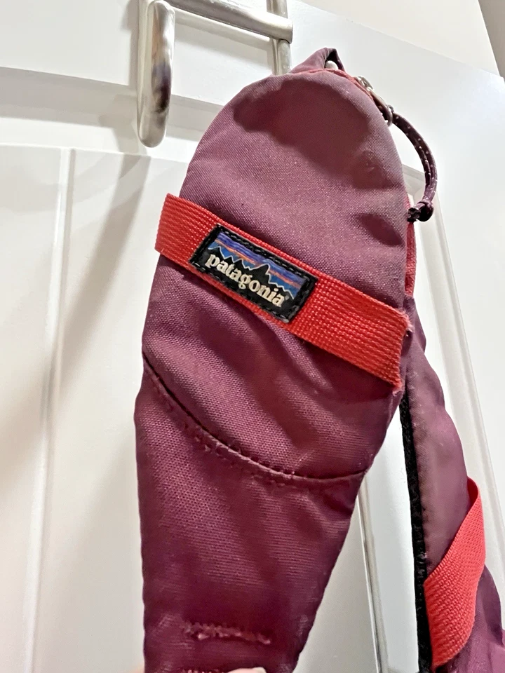 Bolsa Sling Patagonia Atom 8L unissex carmesim com detalhes vermelhos - Imagem 4 de 4