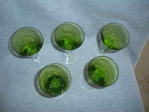 5 GRÜN MIT KLAREM STIEL HANDGEBLASE COCKTAILGLÄSER - Bild 2 von 4
