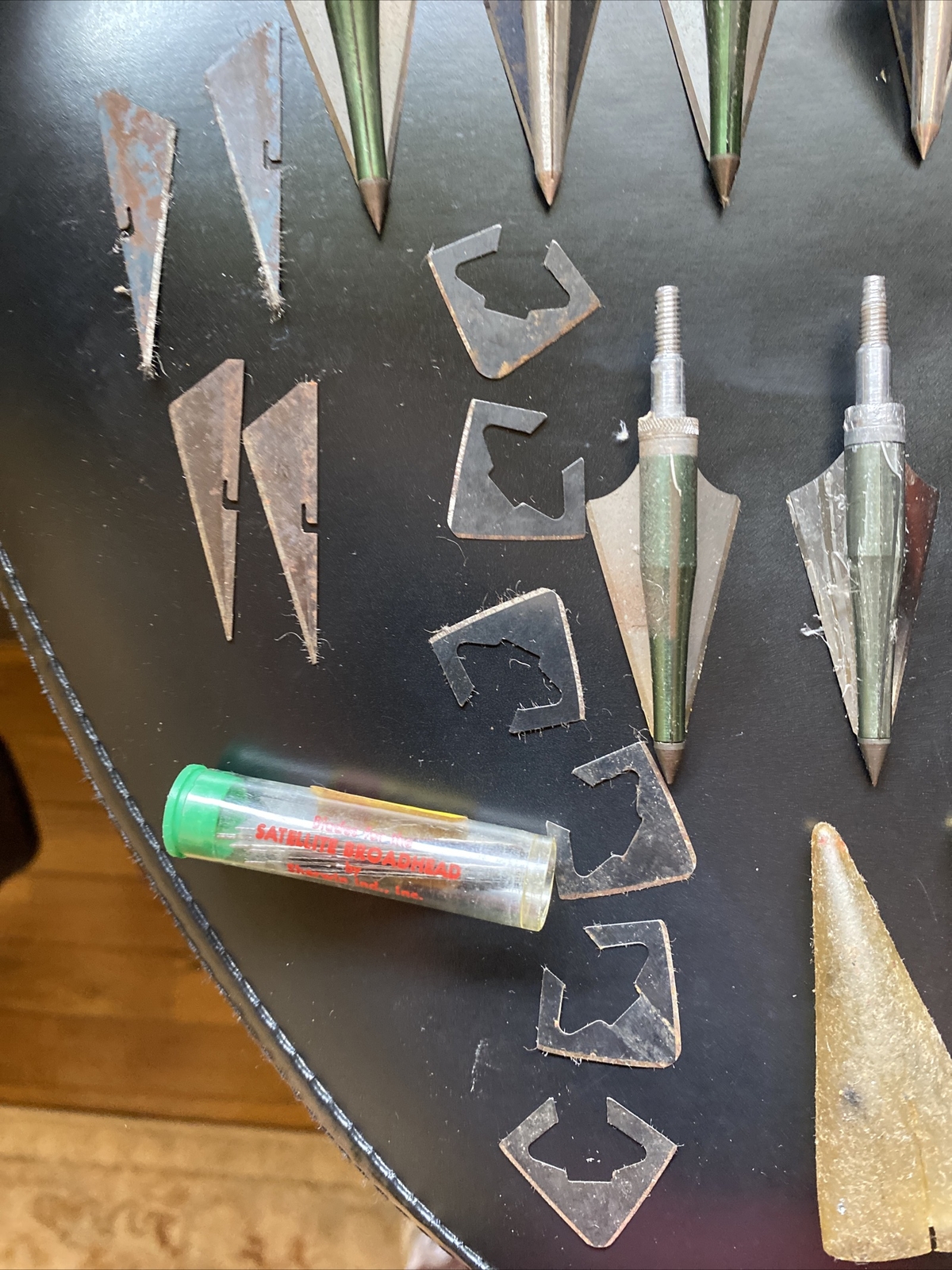 archery broadheadsusedplus approximatley 20 extra blades eBay