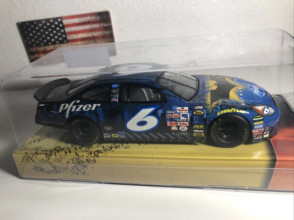 Hot Wheels 2005, Mark Martin #6 Pfizer Batman Begins Series 400 1:24 Foto 3 de 4