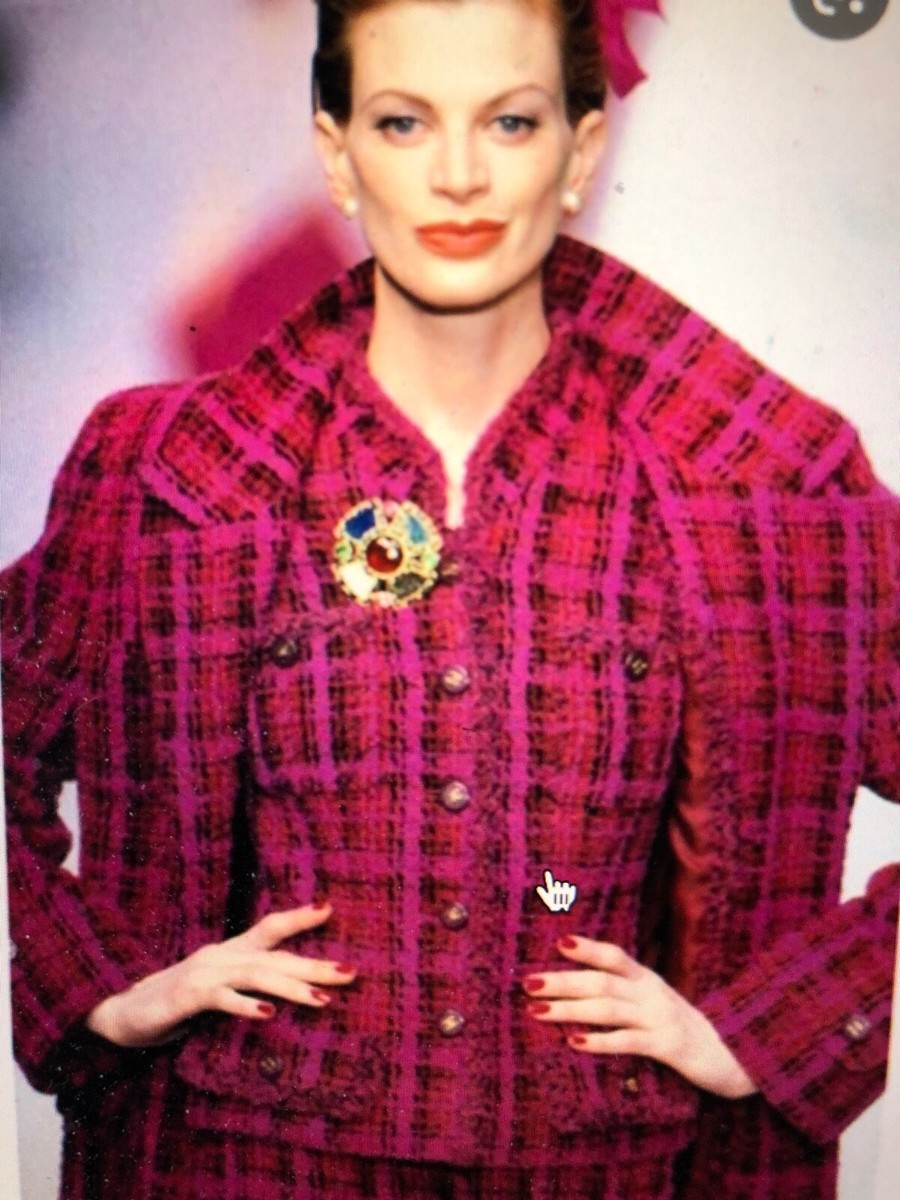 CHANEL BOUTIQUE 95A MUSEUM TWEED PINK BLACK JACKET CC GOLD BUTTONS