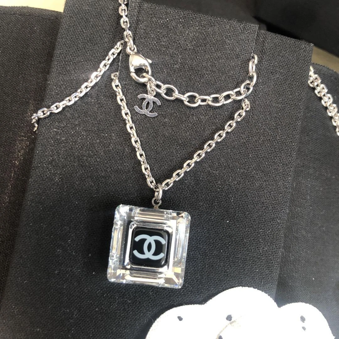 Collana CHANEL specchio quadrato