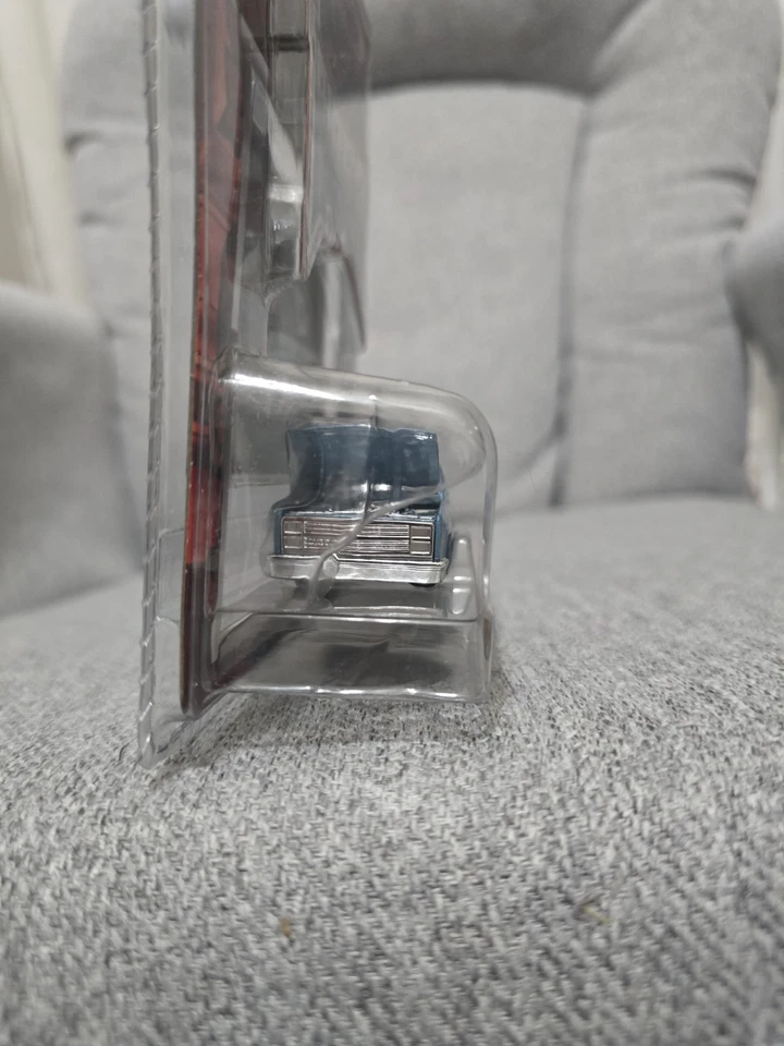 Maisto G Ridez 1:64 Diecast Blue Black 1987 Chevrolet 1500 Pickup Truck - Image 3 of 4