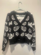 Love Ellie Eddinson Black white Floral Roses Fuzzy Crop Heavy Cardigan Women S
