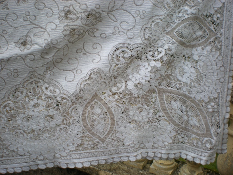 nappe vintage en dentelle des années 1970 dimentions243X140cm - Photo 2/4