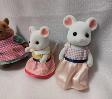 Sylvanian Families Lot*3 Calico Critters*Marshmallow Mouse*Beaver? Squirrel?