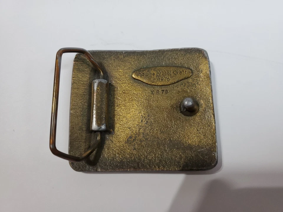Fivela de cinto de latão vintage revólver Colt, artesanato em metal Indiana, 1976 - Imagem 2 de 4