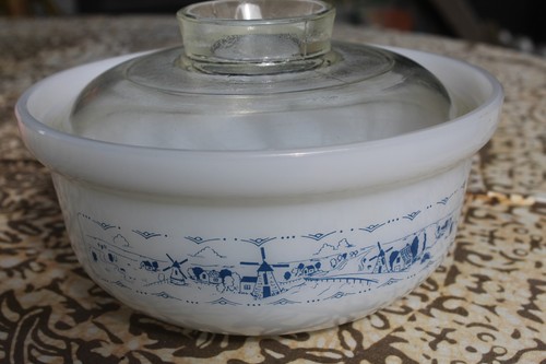 Small Tubby 1975 Crown Ovenware 1.5Ltr Deep Casserole 'Old Country Blues' & Lid - Picture 2 of 17