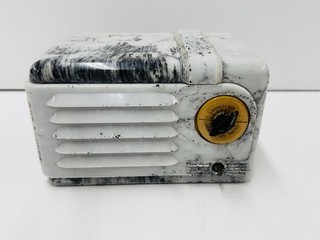 VTG RCA 9 SX SALT & PEPPER BEETLE PLASTIC DECO TUBE RADIO